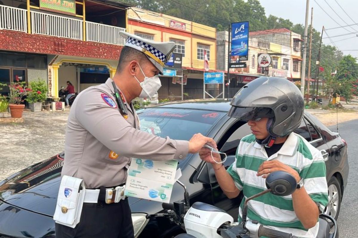 Polres Bintan bagikan 1.000 masker ke pengendara di tengah kabut asap