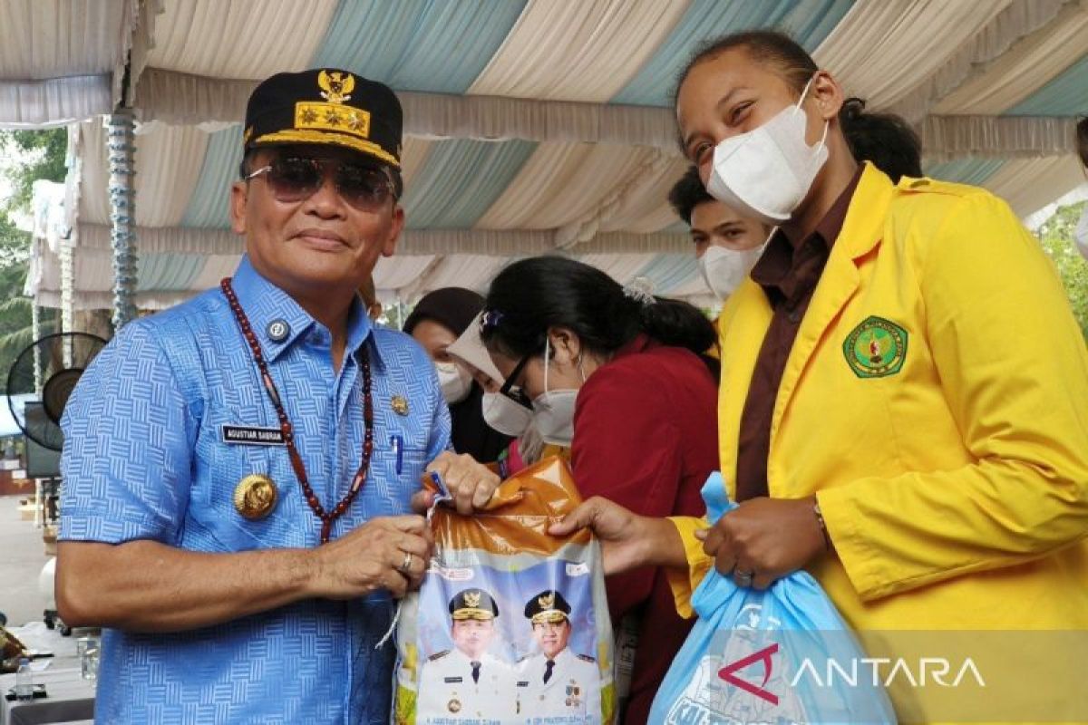 Gubernur Kalteng bagikan ribuan bantuan untuk mahasiswa saat karhutla