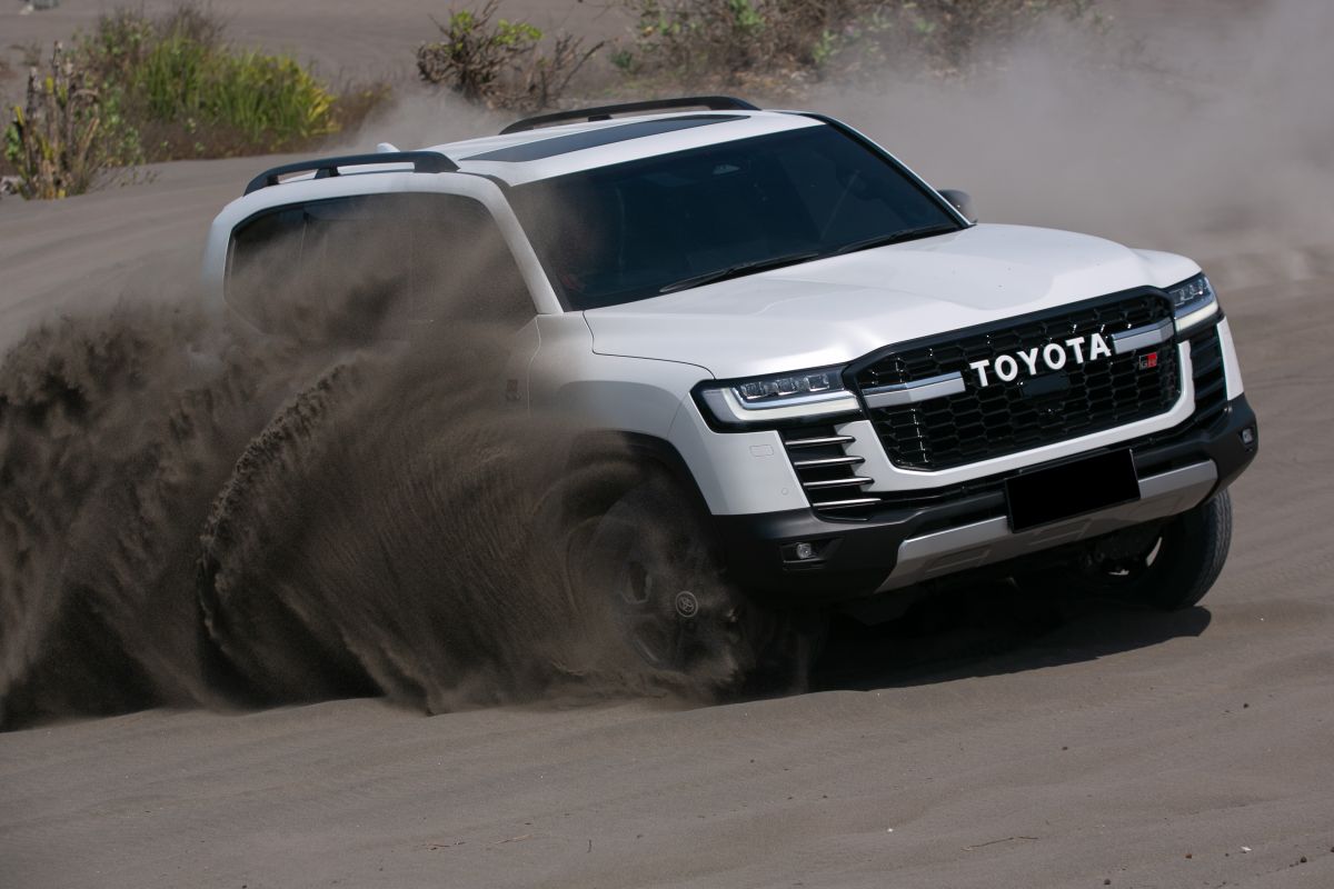 Uji ketangguhan Land Cruiser 300 Hybrid EV di Gumuk Pasir Yogyakarta