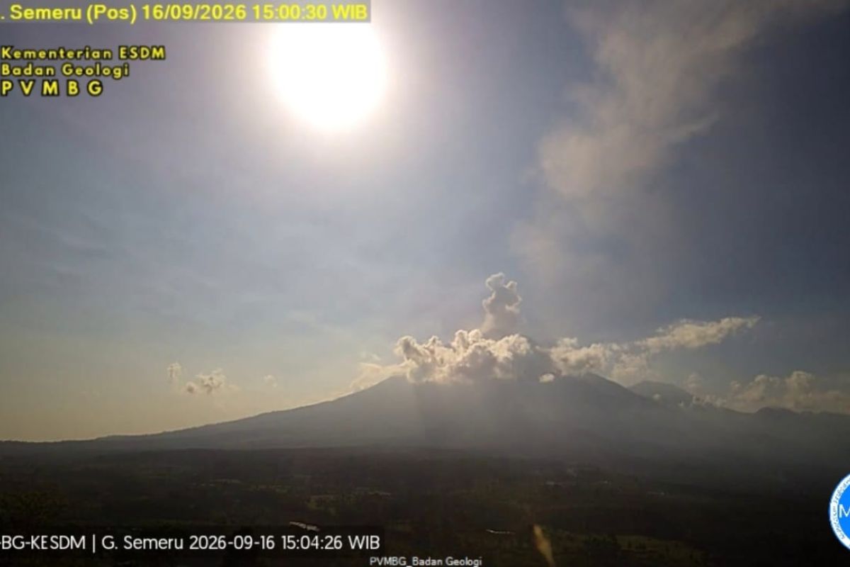 Gunung Semeru erupsi lagi Rabu malam, disertai suara dentuman