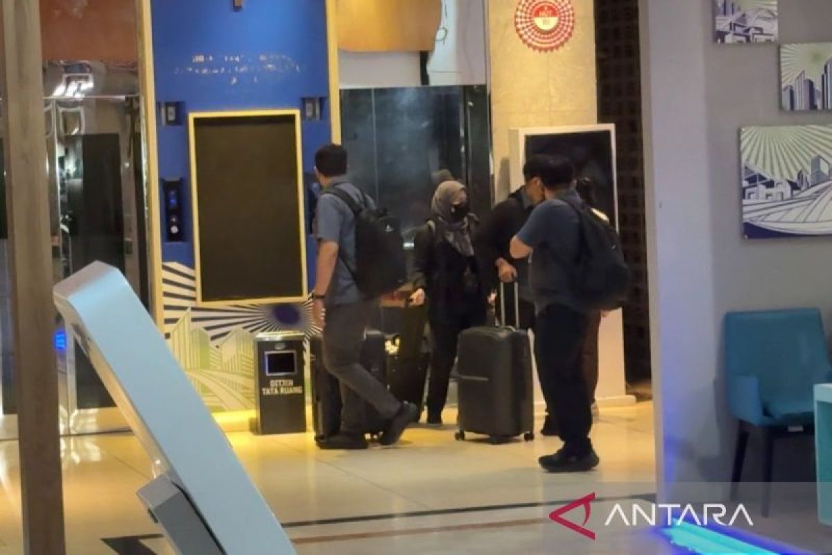 Tim penyidik KPK keluar gedung Kementerian ATR/BPN bawa tiga koper