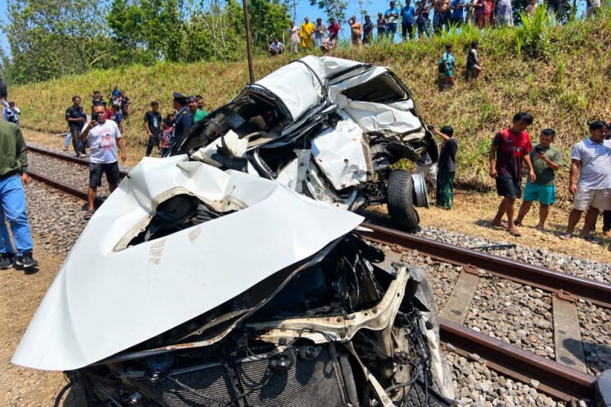 Perjalanan KA Ijen Ekspres terlambat akibat tertemper mobil di Jember