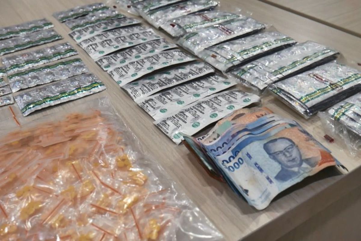 Polisi ungkap peredaran obat keras berkedok warkop di Cengkareng
