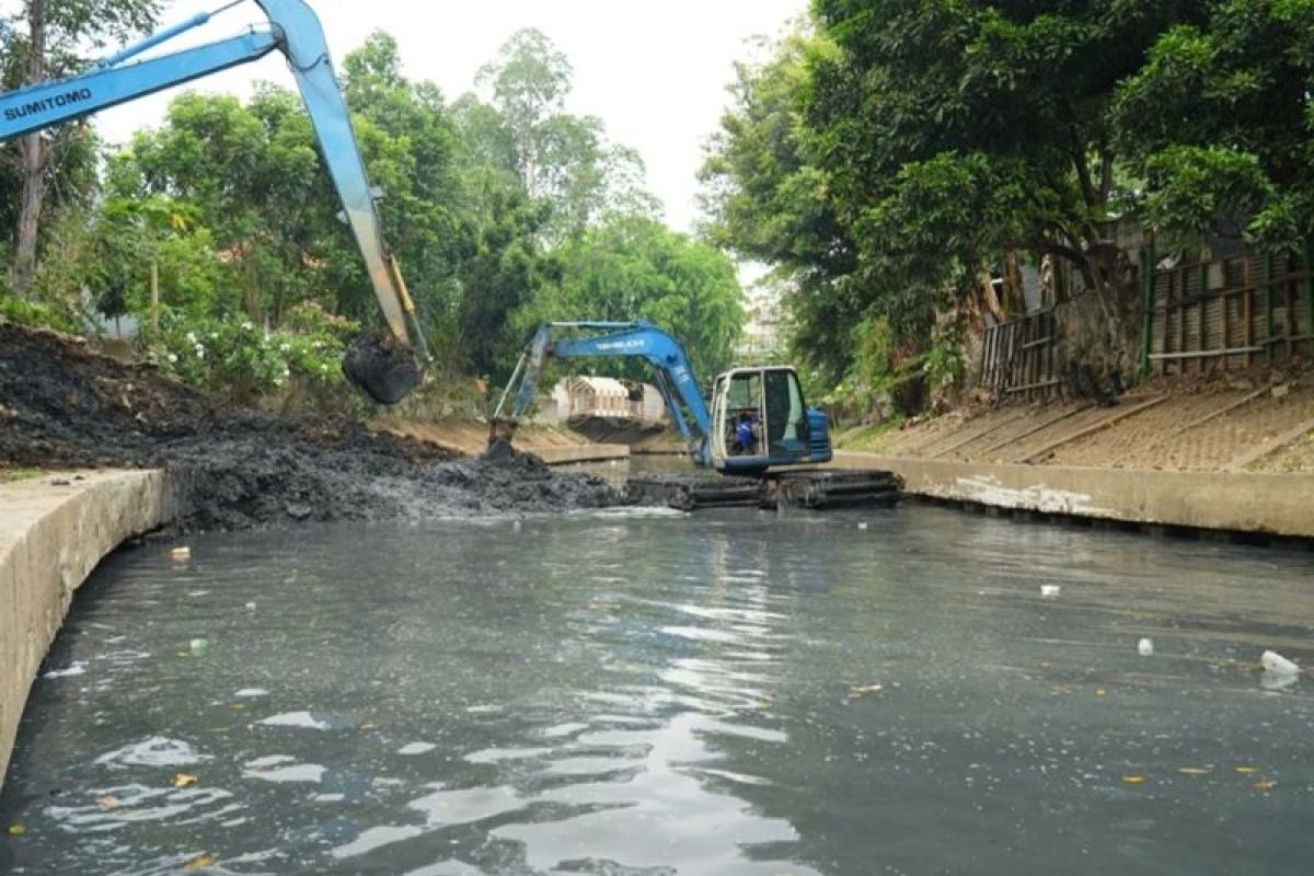 Sudin SDA Jakbar keruk 45 ribu meter kubik sedimen Kali Grogol