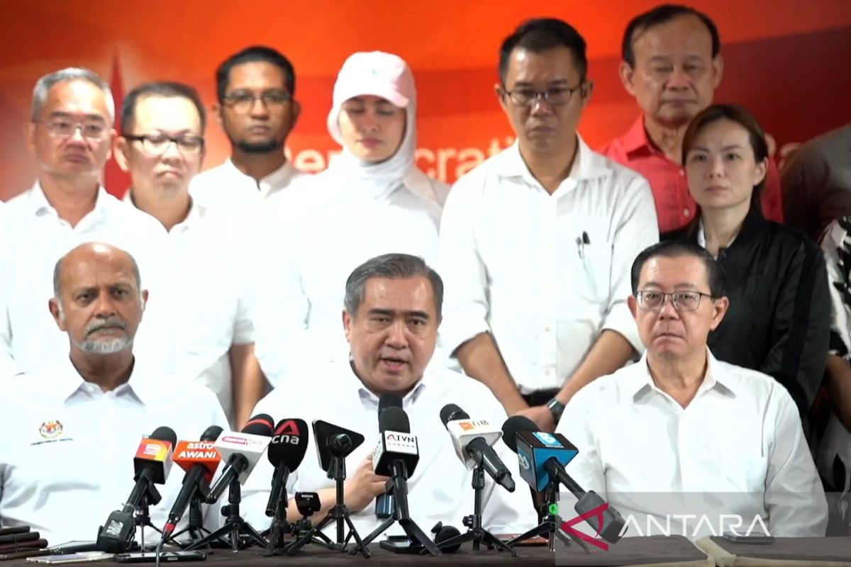 Najib Razak tahanan rumah, Menteri Pengangkutan Malaysia ajukan mundur