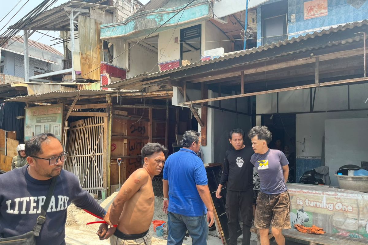 Polisi tangkap dua pencuri kusen jendela dan besi tangga di Jakut