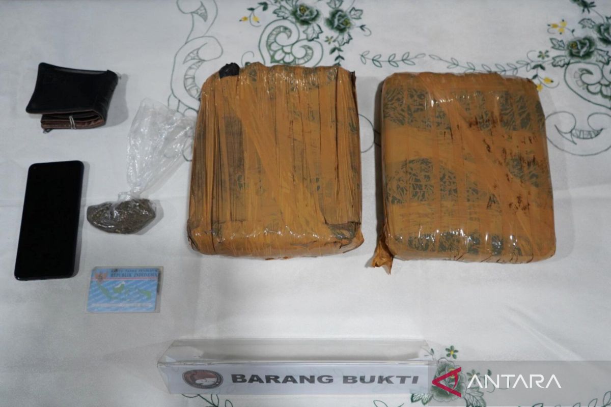 Polisi tangkap pengedar 2 kg ganja bermodus kirim Gosend di Jaktim