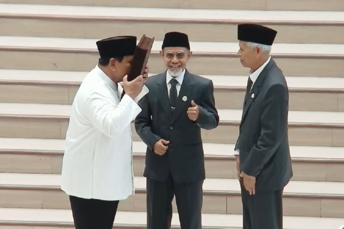 Prabowo cium mushaf Al Quran hadiah dari gontor