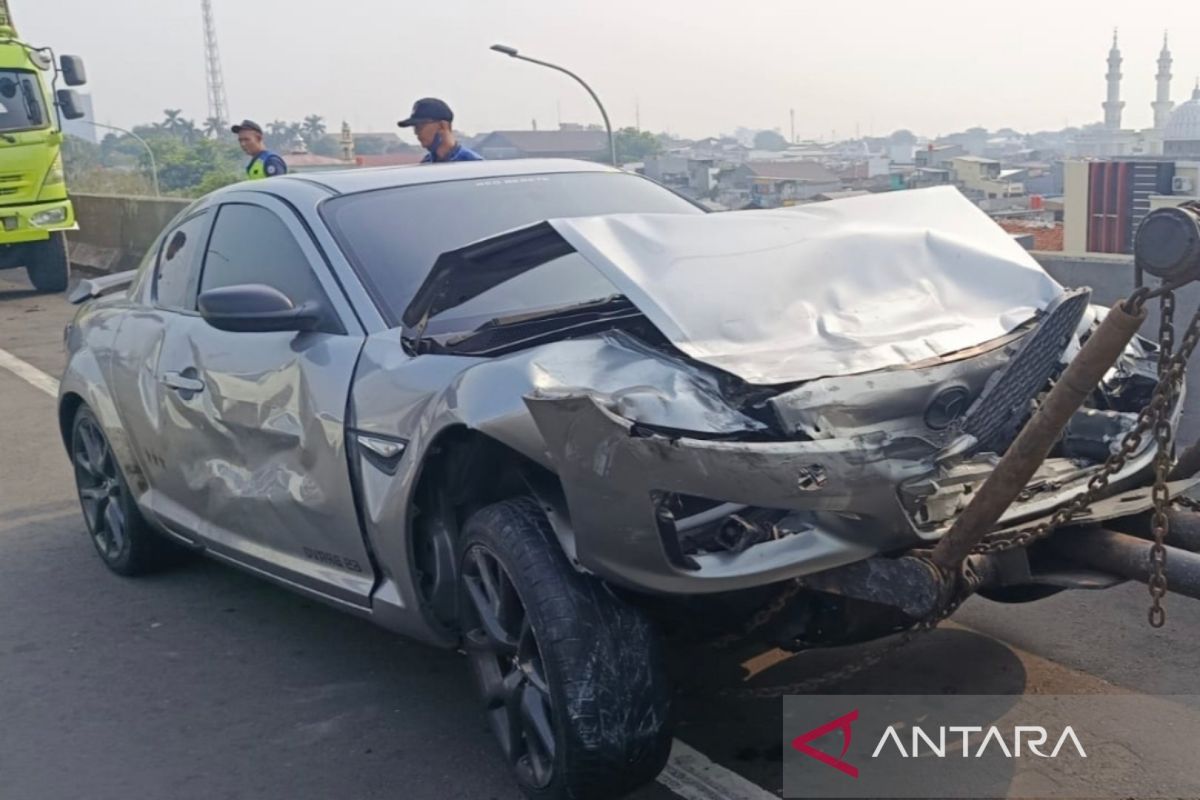Dua mobil kecelakaan di Tol Wiyoto Wiyono, diduga karena kelalaian