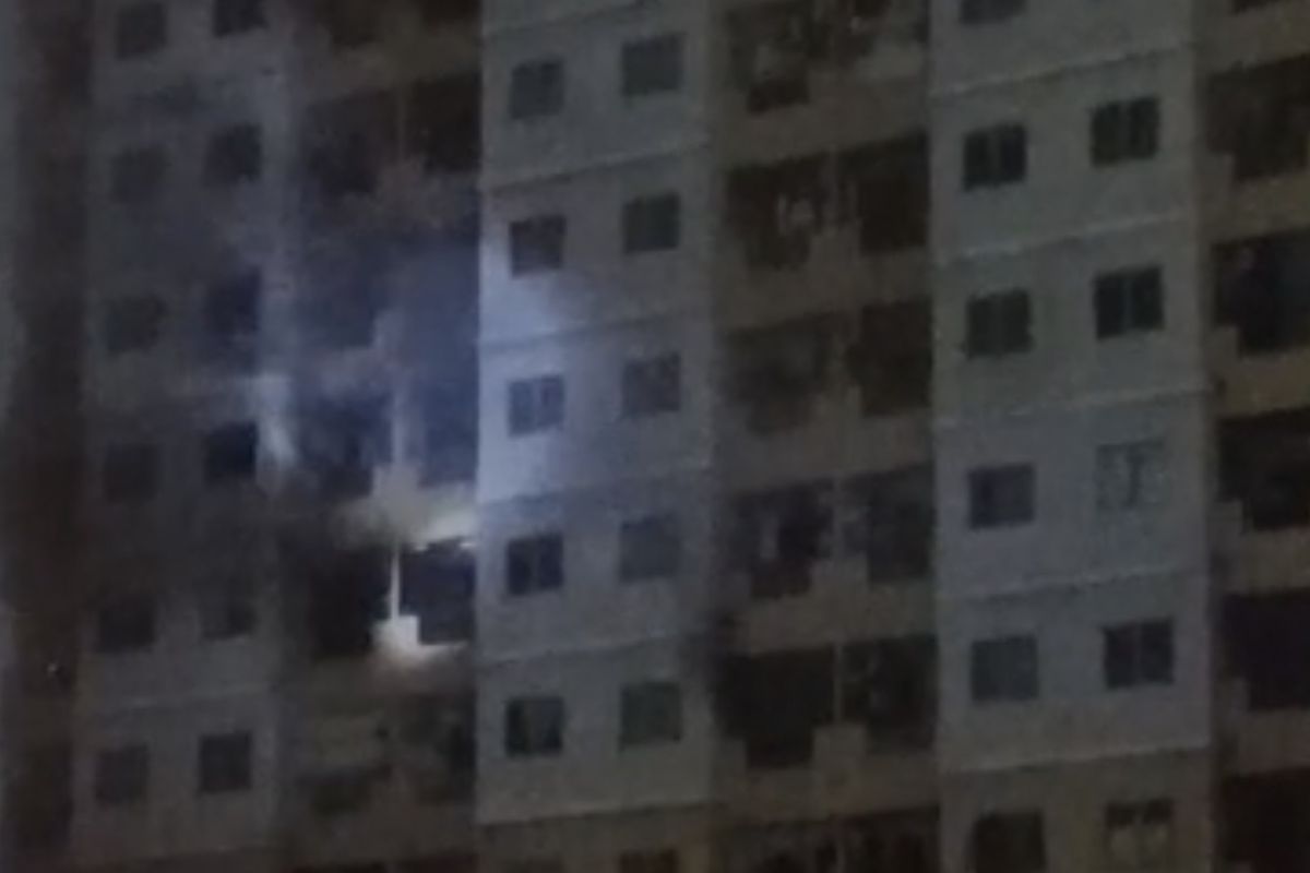 Gulkarmat evakuasi 53 orang dari Apartemen Teluk Intan yang terbakar