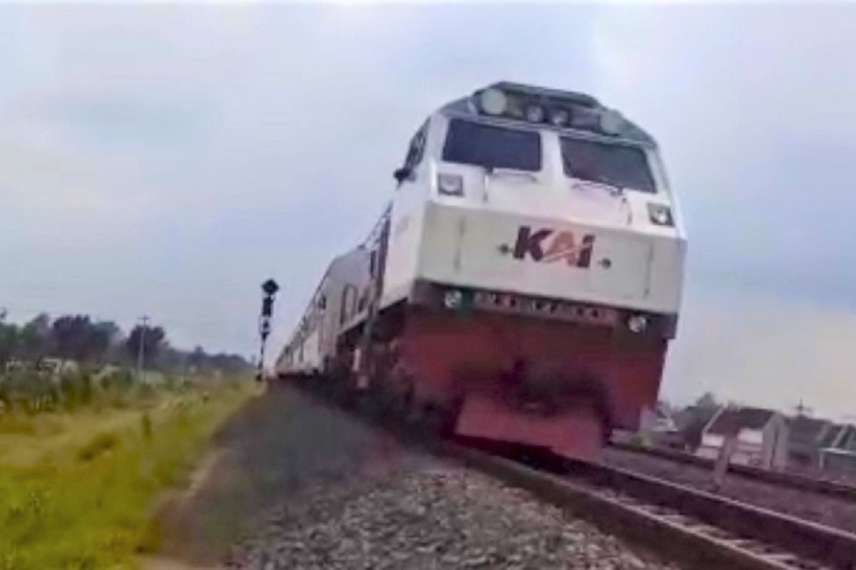 Daop Madiun tekankan aksi peletakan batu di atas rel melanggar hukum