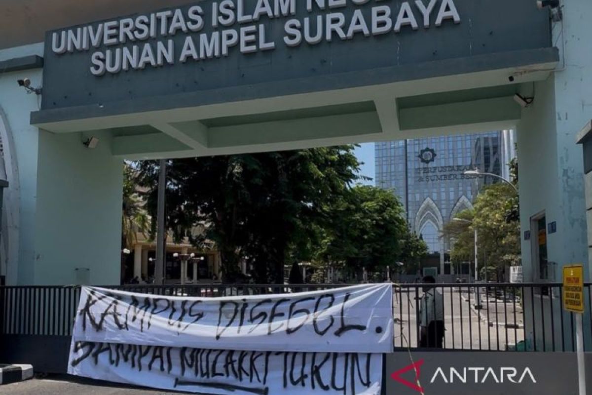 Mahasiswa UINSA segel gerbang kampus tuntut rektor mundur