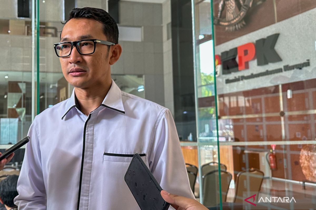 KPK sita mobil Mercy dari anggota DPRD Kota Bengkulu Vinna Ledy Anggraheni - ANTARA News Bengkulu