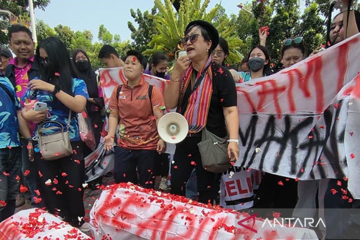 Karyawan gelar aksi keluhkan penutupan klub di Jakbar ke Balai Kota