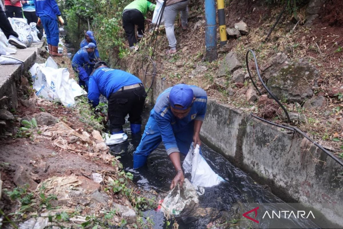 Jaktim manfaatkan kemarau untuk bersihkan saluran air cegah banjir