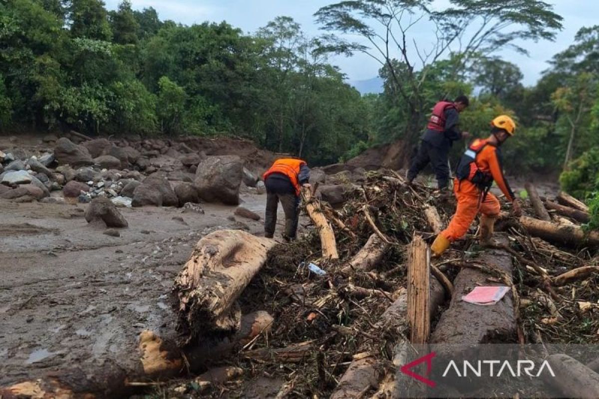 SAR cari dua warga yang hilang akibat banjir bandang di Solok