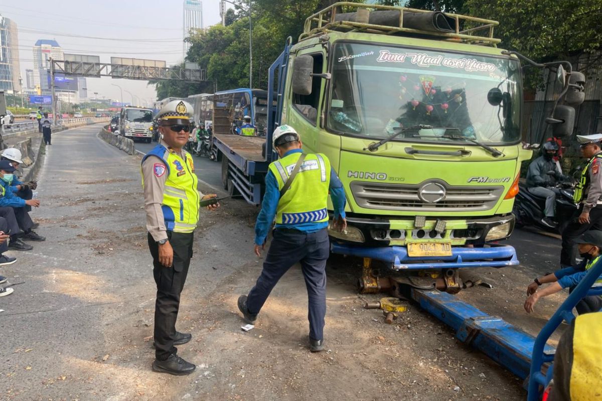Polisi evakuasi truk tabrak separator di halte Tj Gatot Subroto