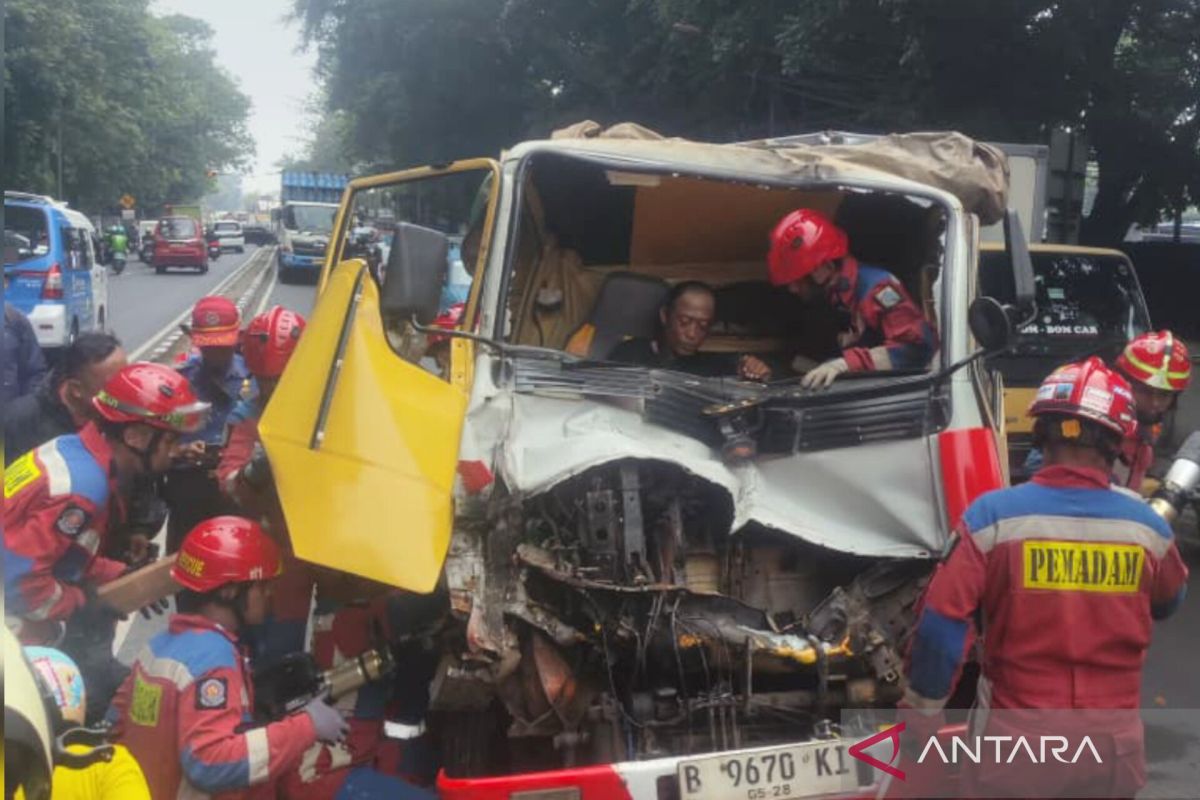 Sopir truk tanah terjepit usai tabrak truk di Jalan Raya Bogor