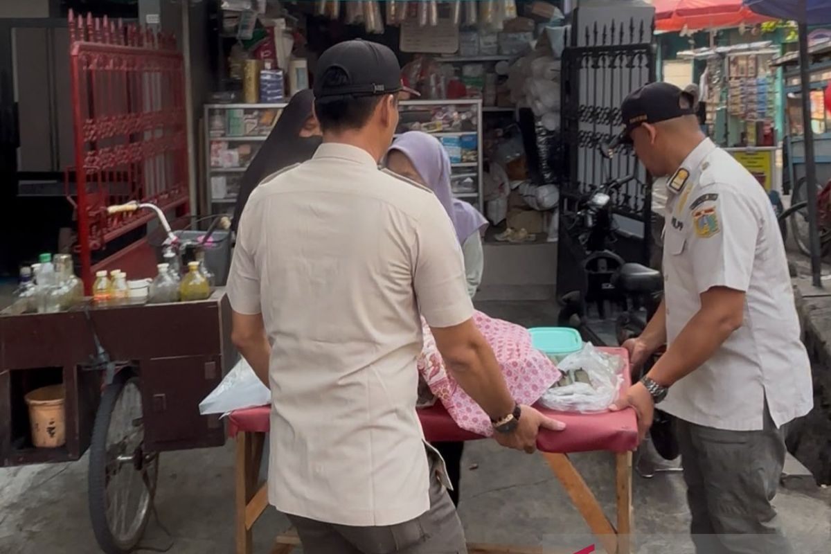 Pemkot Jakpus tata puluhan PKL di sekitar Pasar Serdang