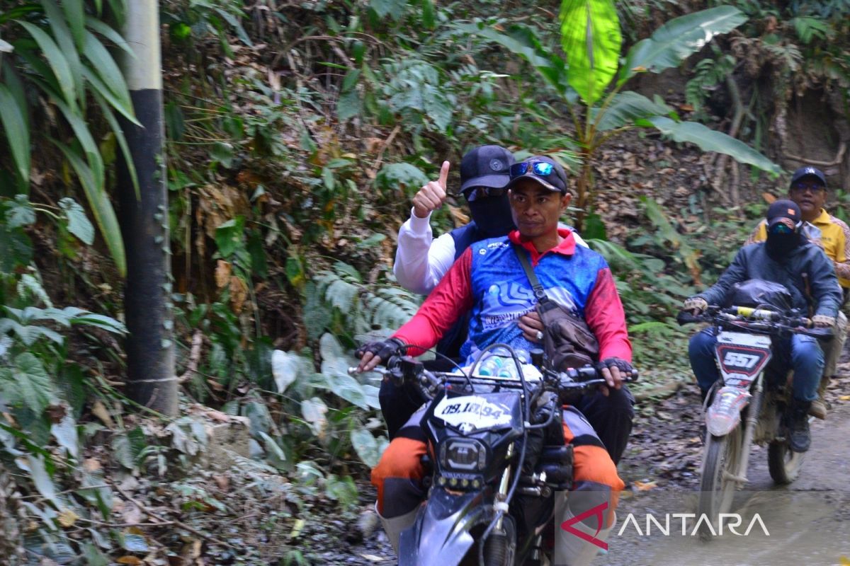 Gubernur Gusnar serahkan bantuan dan serap aspirasi warga di Pinogu