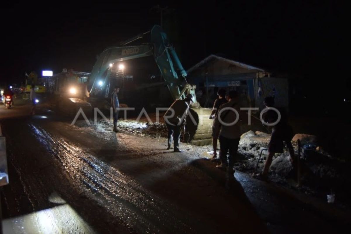 Pembukaan jalan pascabencana banjir bandang di Solok