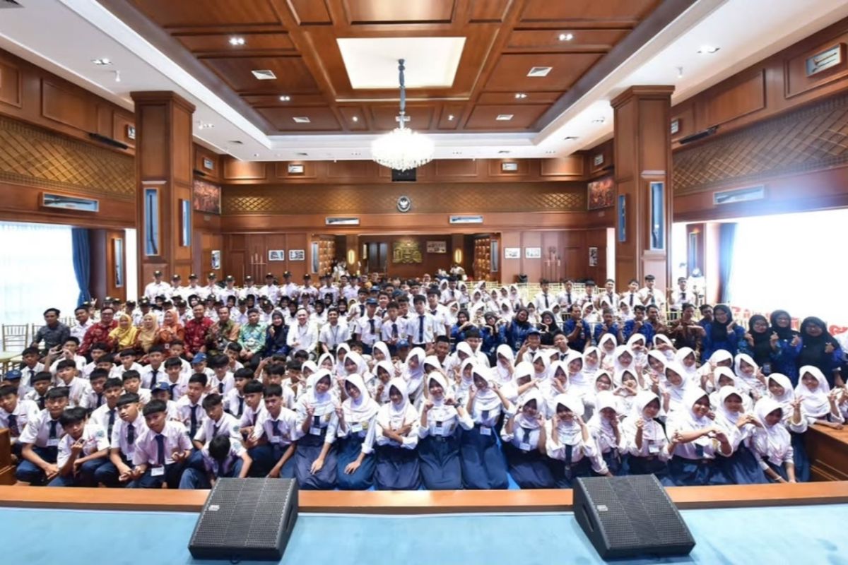 Pelajar SMPN 1 Kopo belajar sejarah dan tata negara di Istana — NadiKabar.com