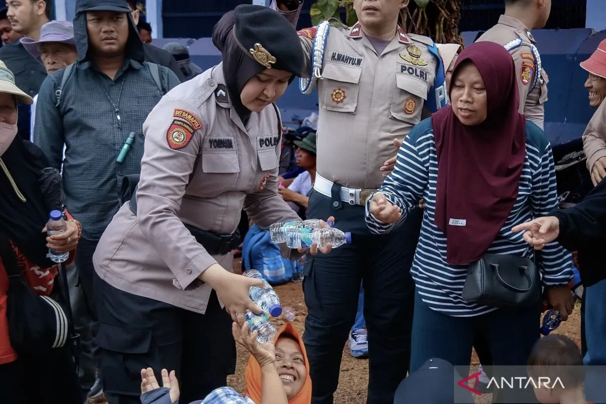 Polda Metro Jaya bagikan air dan makanan untuk peserta aksi di Jakarta