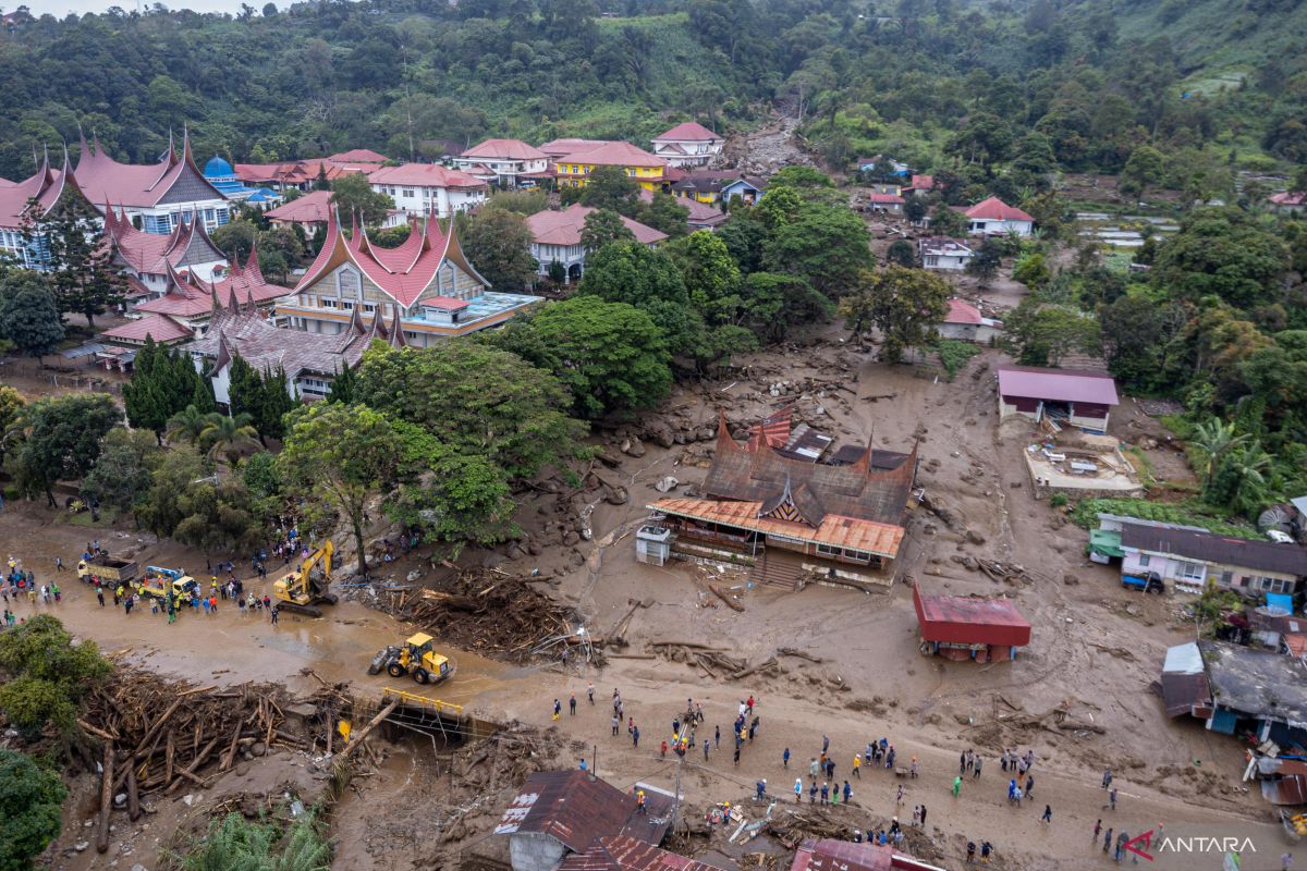 BPJN kerahkan 29 alat berat bersihkan sisa banjir bandang di Solok