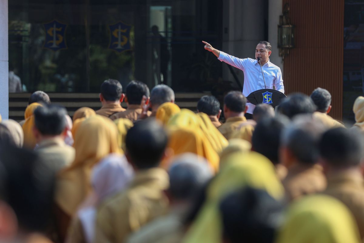 Wali Kota Surabaya larang sekolah negeri jual seragam 