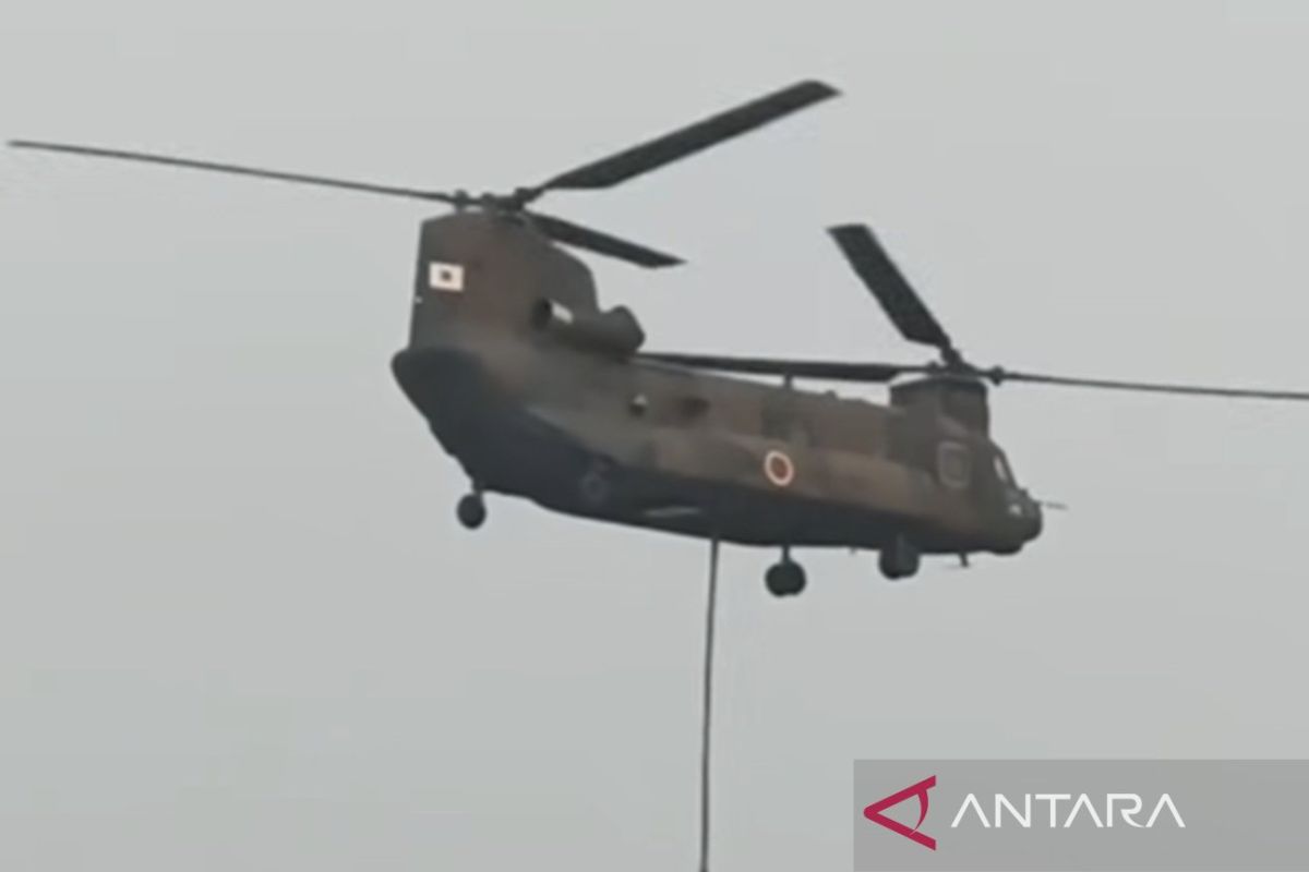 Helikopter Chinook Jepang perdana lakukan water bombing di Ketapang — NadiKabar.com