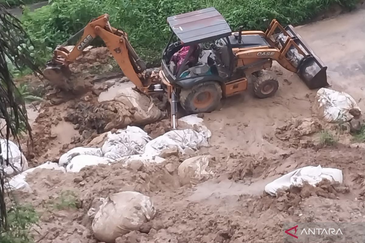 Pemkab Agam turunkan alat berat bersihkan material timbun jalan Kelok 44