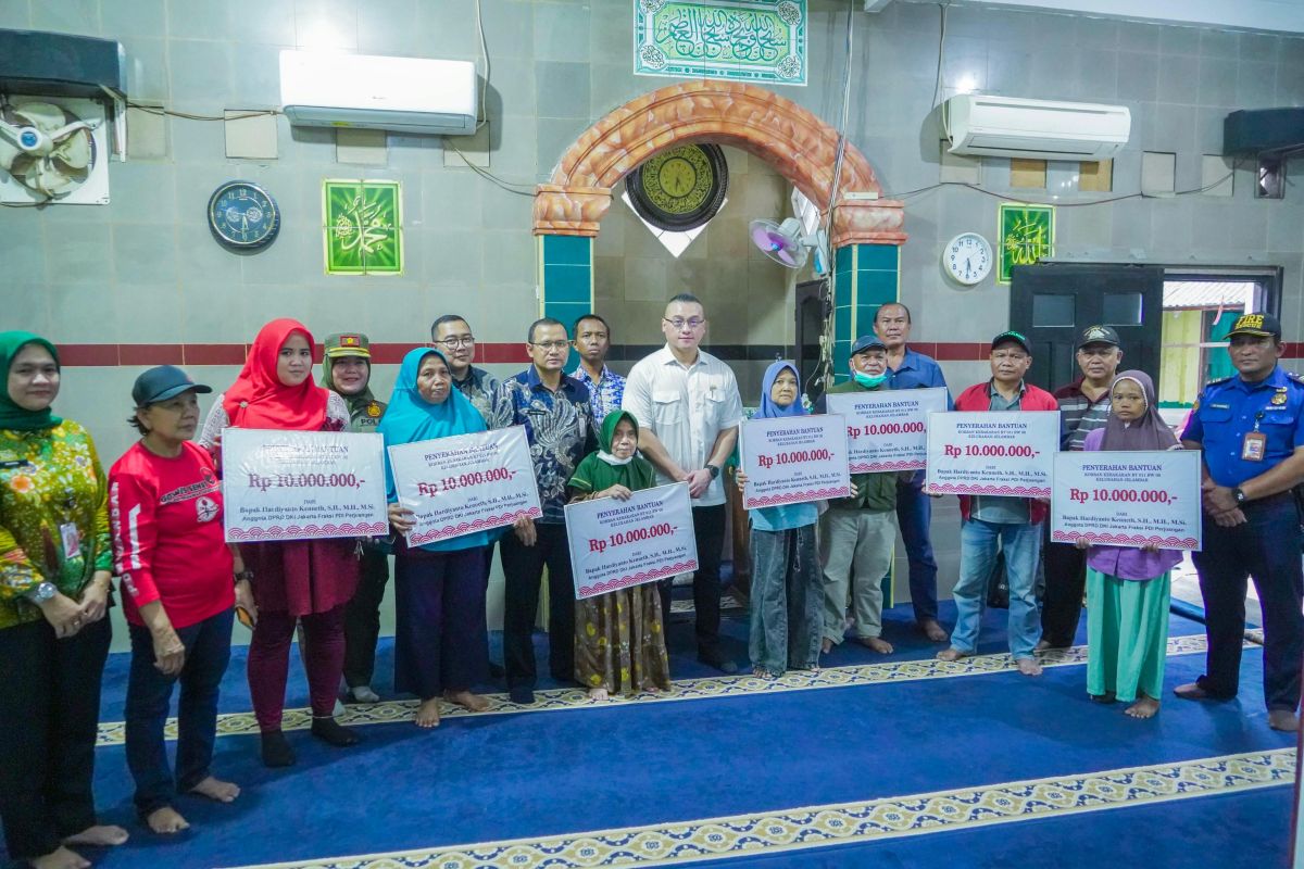 Legislator bantu korban kebakaran di Jelambar Jakbar dari dana pribadi — NadiKabar.com
