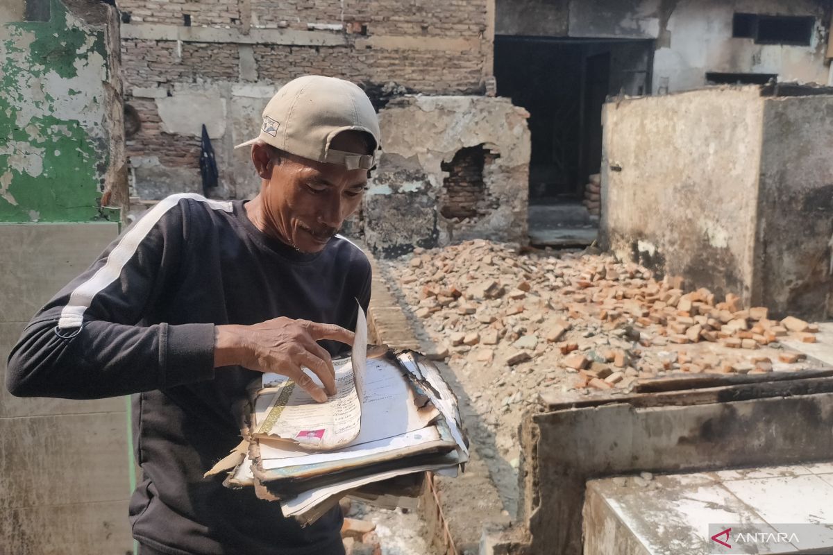 Korban kebakaran Jelambar keluhkan ijazah anak-istri ludes terbakar