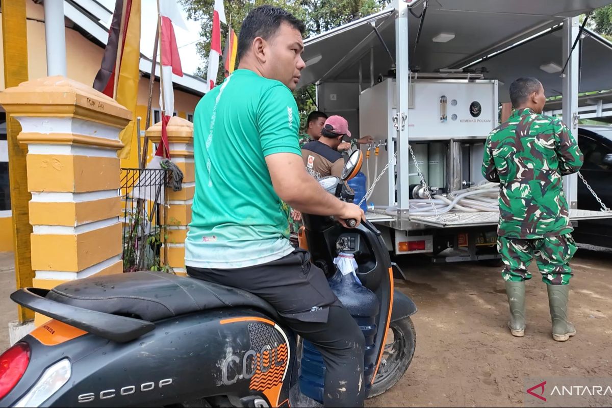 TNI dan PU pasok air bersih masyarakat terdampak banjir bandang Solok