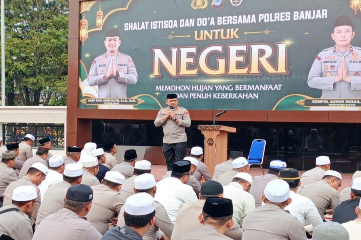 Polres Banjar Shalat Istisqa, sebagian wilayah diguyur hujan sore hari - ANTARA News Kalimantan Selatan