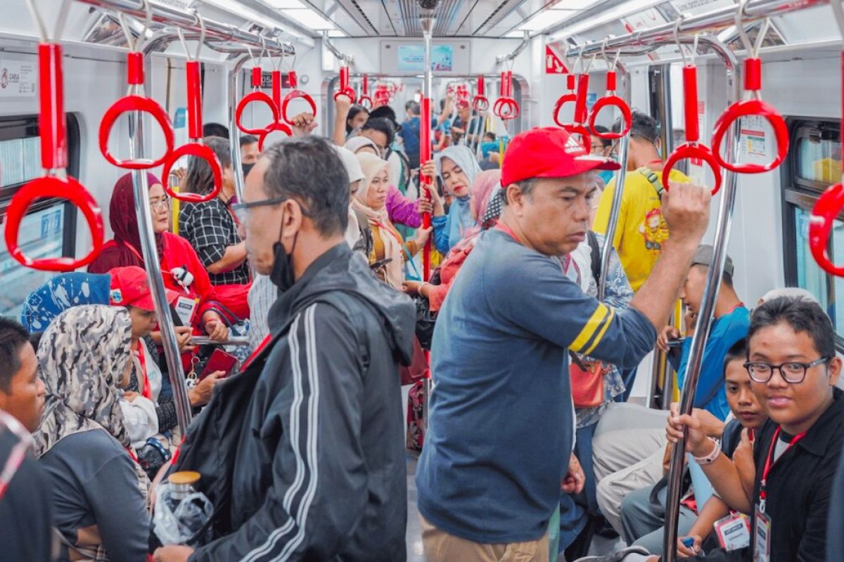 Ilustrasi berita Nasional: Rute Kelapa Gading-Manggarai aktif, jumlah rerata penumpang LRT naik