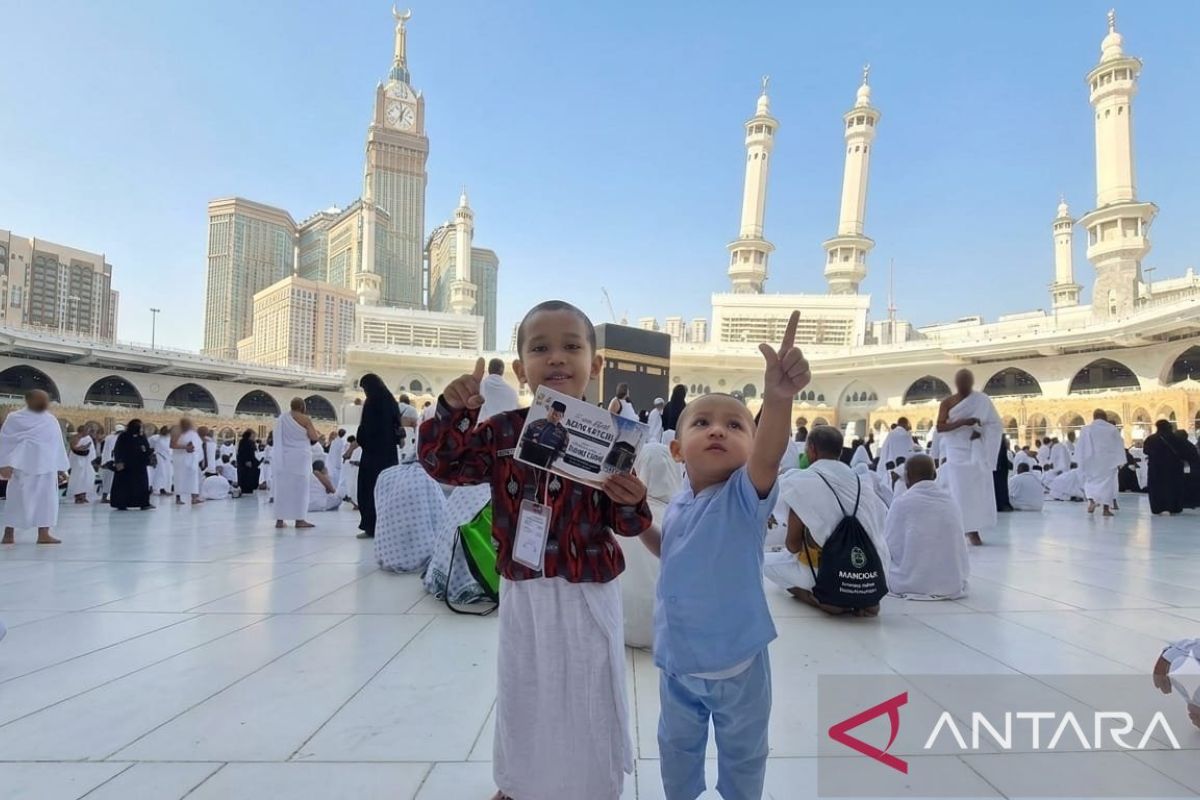 Kapolri berangkatkan dua bersaudara umrah gratis