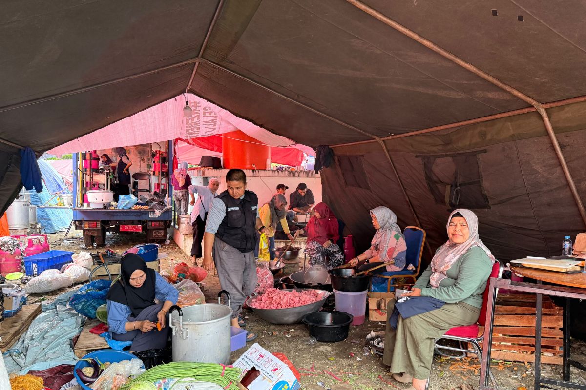 Dapur umum Kemensos layani warga terdampak banjir bandang Arosuka