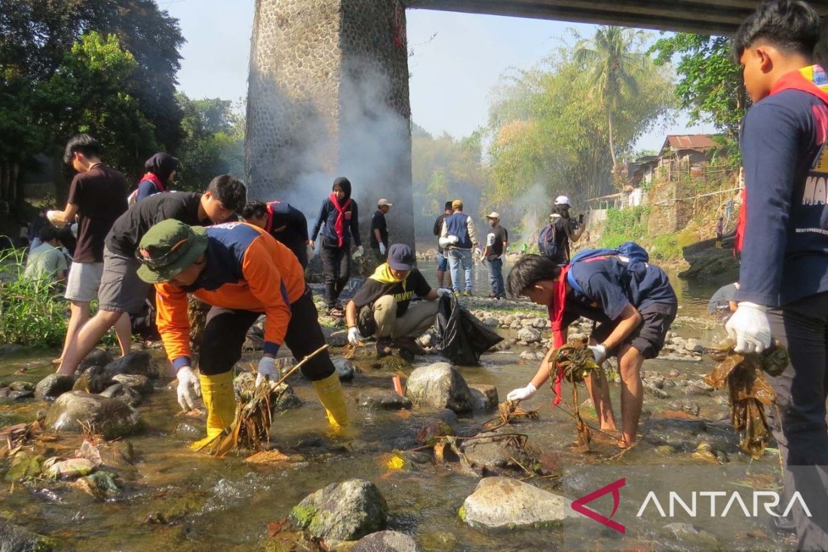 Aksi Warga Jember Bersihkan Sungai di Hari Sedunia