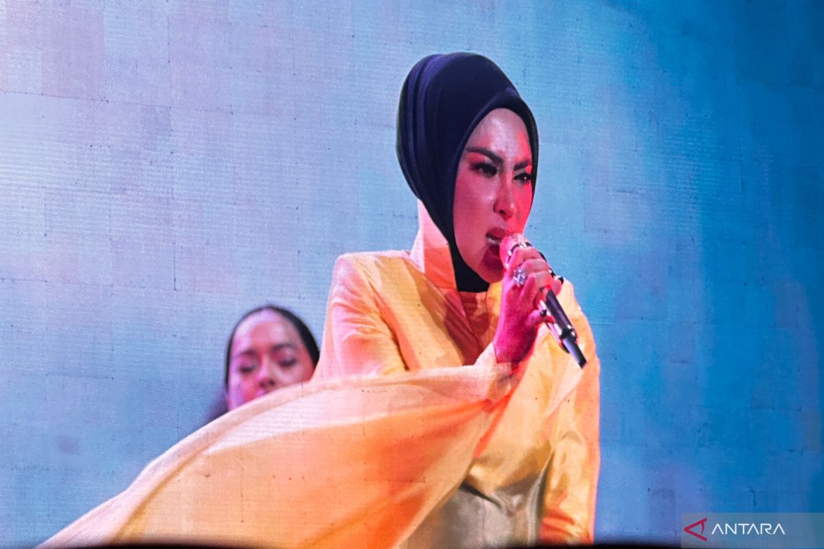 Hebohkan Pestapora, Syahrini buat kru bolak-balik ke panggung