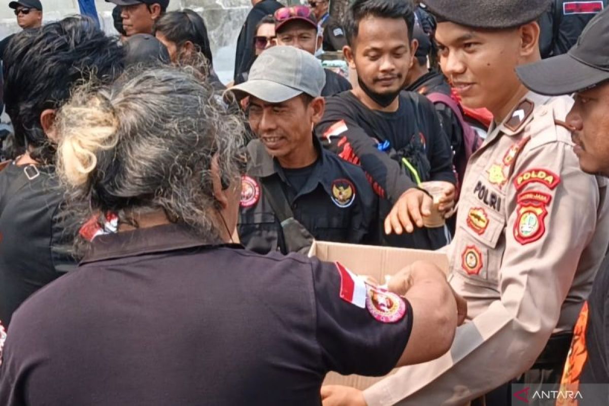Polisi bagikan air minum dan roti kepada peserta aksi di Monas — NadiKabar.com