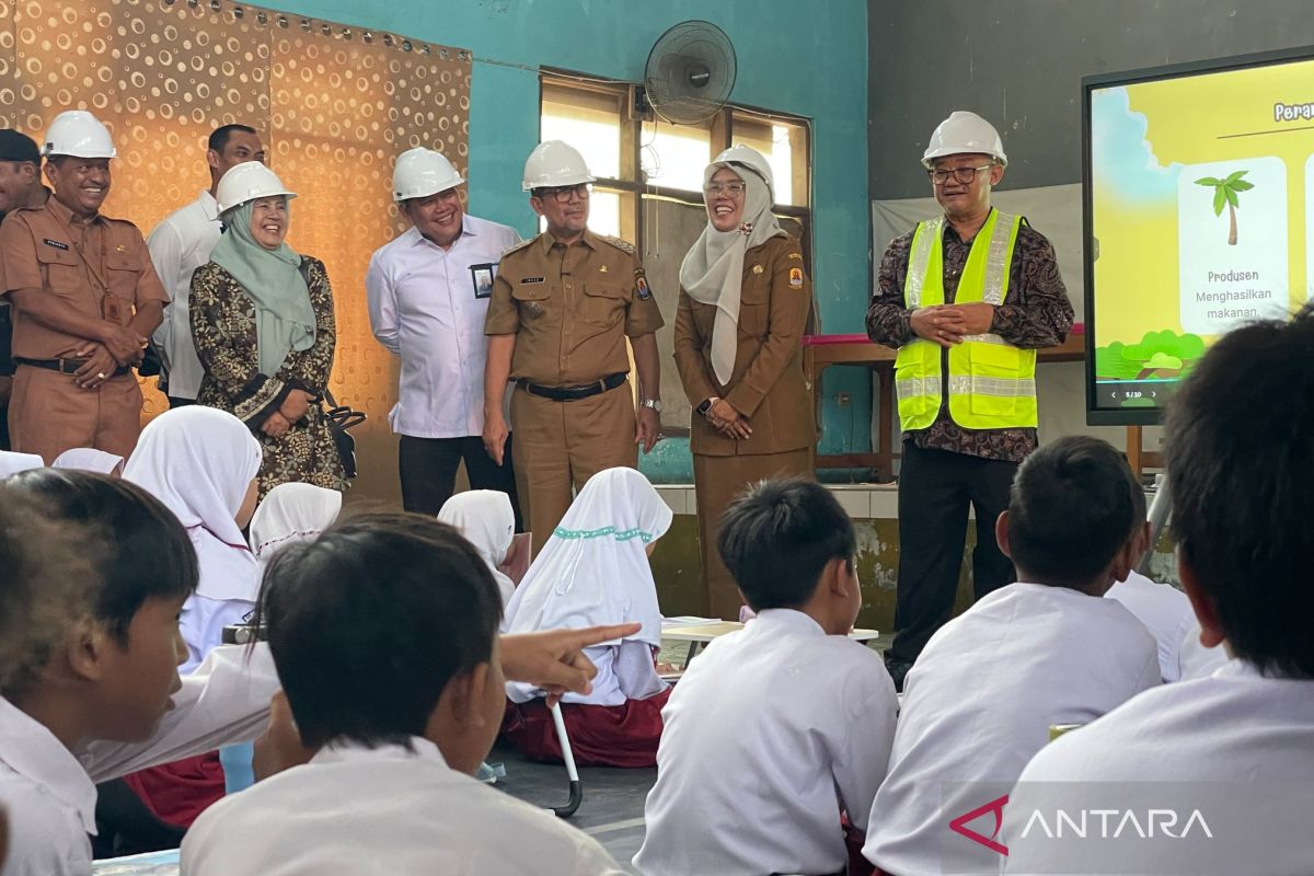 Mendikdasmen sebut revitalisasi SD di Cirebon benahi fasilitas belajar — NadiKabar.com