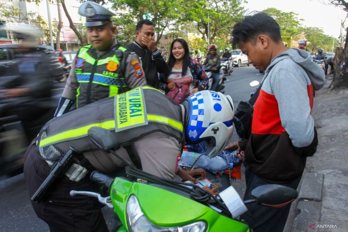 Penerapan kembali tilang manual di Surabaya