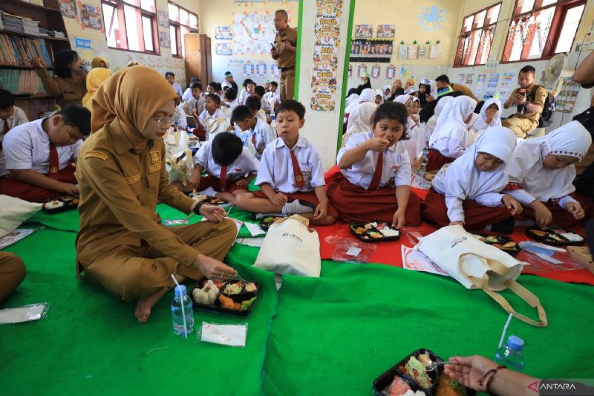 Gerakan Masyarakat Makan Ikan di sekolah