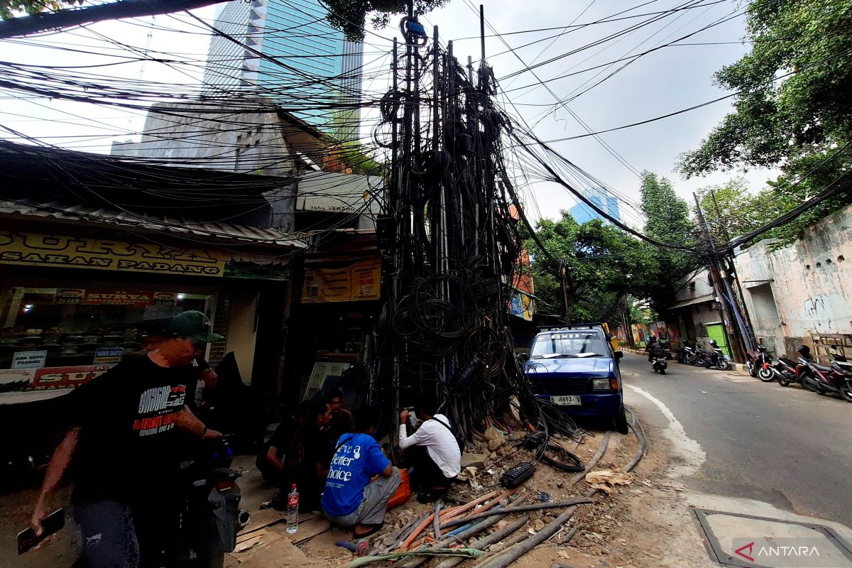Warga kritik lima tahun kabel semrawut di Kuningan Barat Raya — NadiKabar.com