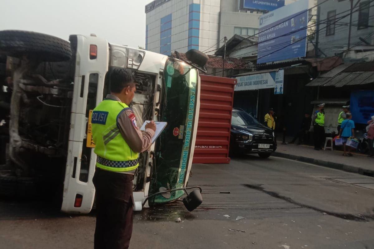 Truk kontainer terguling usai hantam separator busway di Tambora — NadiKabar.com