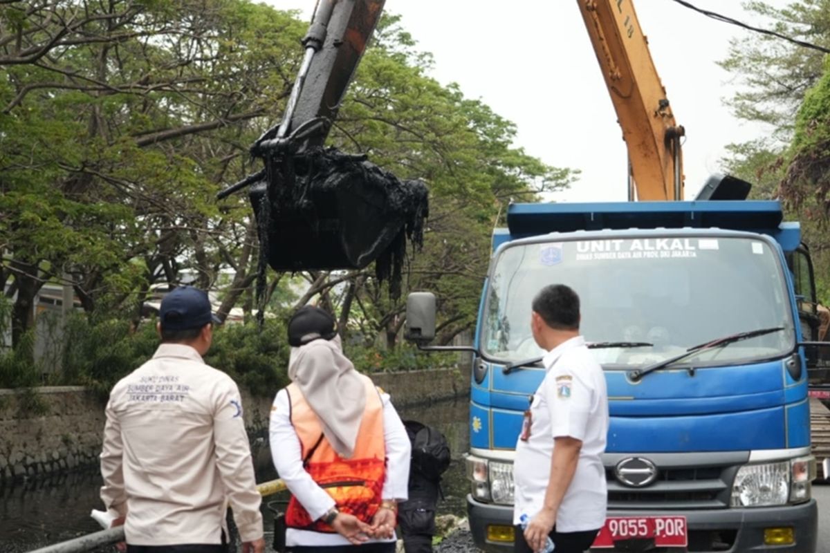 Pemkot Jakbar kebut pengerukan sedimen PHB di Perumnas Cengkareng