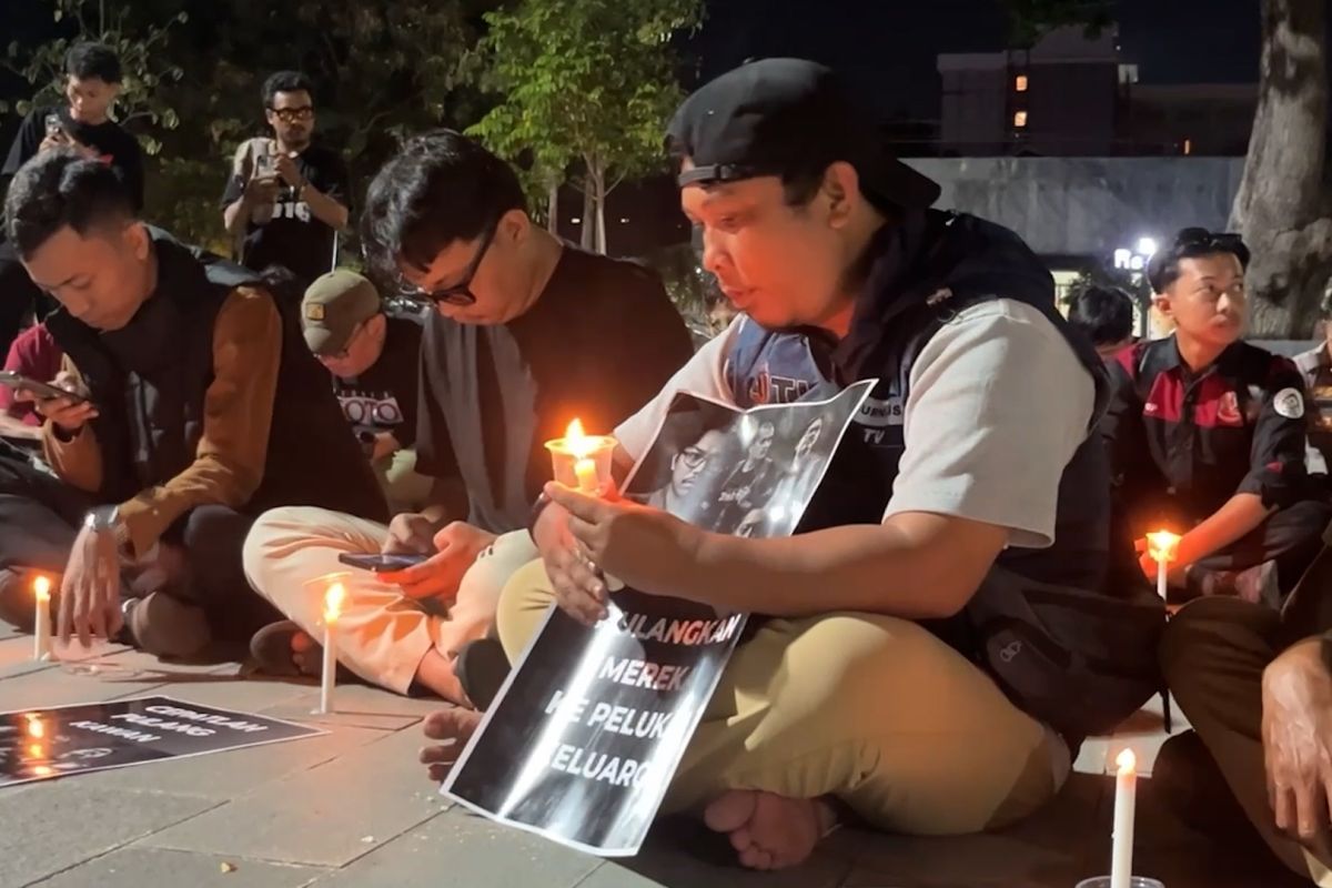 Jurnalis Palu laksanakan aksi solidaritas pewarta hilang di Selat Sunda