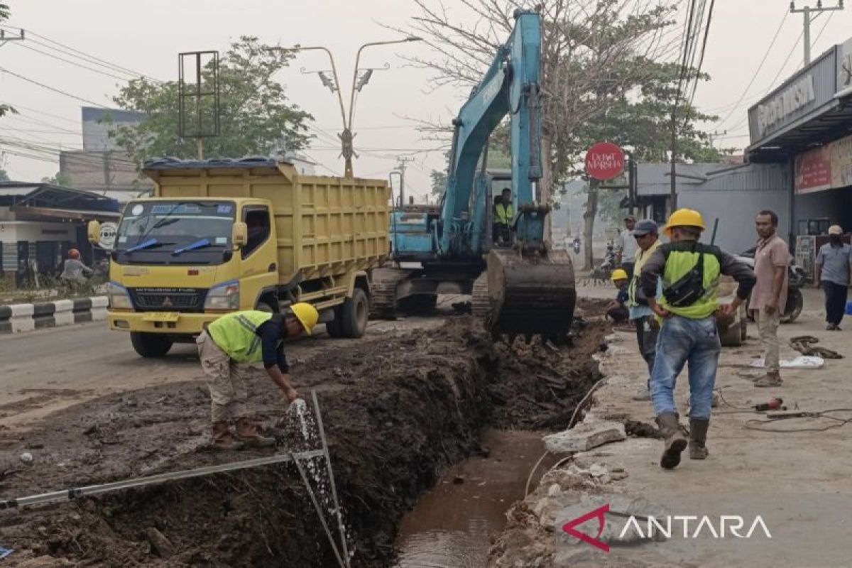 Peningkatan drainase Jalan Tjilik Riwut Sampit dikerjakan hingga simpang Pramuka