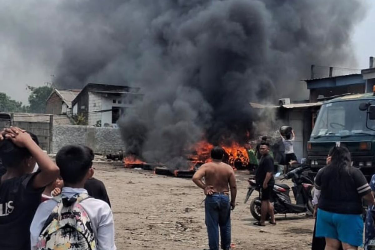 50 personel padamkan kebakaran gudang di Cilincing Jakut — NadiKabar.com